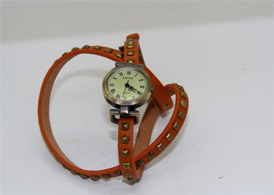 Le long bracelet en cuir rivette des montres de bracelet de dames avec la couleur de cuivre antique